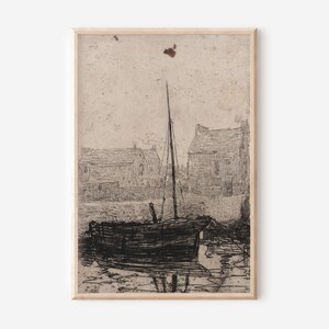 Puede incluir: Un dibujo en blanco y negro de un barco atracado frente a un edificio. El barco est&aacute; en primer plano y el edificio en el fondo. El dibujo est&aacute; sobre un fondo beige.