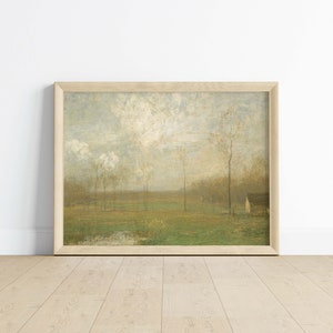 Puede incluir: Una pintura enmarcada que representa una escena de paisaje con una peque&ntilde;a casa blanca en la distancia. La pintura presenta un campo de hierba verde con &aacute;rboles que bordean los bordes. El cielo es de un azul claro con nubes blancas.