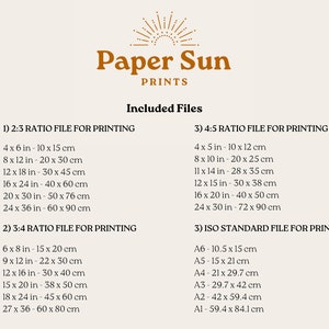 Puede incluir: Un fondo beige con el texto "Paper Sun Prints" en color marr&oacute;n. El texto "Included Files" est&aacute; en color marr&oacute;n. Debajo del texto hay tres secciones con diferentes tipos de archivos para imprimir: 2:3 Ratio File for Printing, 3:4 Ratio File for Printing y 4:5 Ratio File for Printing. Cada secci&oacute;n enumera diferentes tama&ntilde;os en pulgadas y cent&iacute;metros. La tercera secci&oacute;n se titula "ISO Standard File for Printing" y enumera diferentes tama&ntilde;os de papel en cent&iacute;metros.
