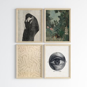 Puede incluir: Cuatro impresiones enmarcadas en una pared blanca. La impresi&oacute;n superior izquierda es una ilustraci&oacute;n en blanco y negro de dos personas abraz&aacute;ndose. La impresi&oacute;n superior derecha es una pintura colorida de una escena de la jungla. La impresi&oacute;n inferior izquierda es un patr&oacute;n beige y blanco de hojas. La impresi&oacute;n inferior derecha es una ilustraci&oacute;n en blanco y negro de un ojo humano.