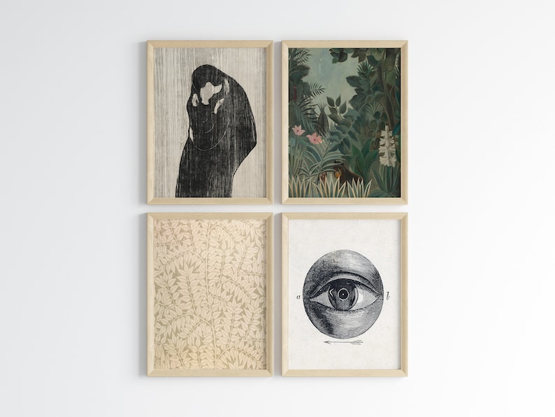 Puede incluir: Cuatro impresiones enmarcadas en una pared blanca. La impresi&oacute;n superior izquierda es una ilustraci&oacute;n en blanco y negro de dos personas abraz&aacute;ndose. La impresi&oacute;n superior derecha es una pintura colorida de una escena de la jungla. La impresi&oacute;n inferior izquierda es un patr&oacute;n beige y blanco de hojas. La impresi&oacute;n inferior derecha es una ilustraci&oacute;n en blanco y negro de un ojo humano.