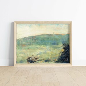 Puede incluir: Una pintura enmarcada de un paisaje con una colina verde en el fondo y una pila de madera en primer plano. La pintura est&aacute; realizada en una paleta de colores apagados de verdes, azules y marrones.