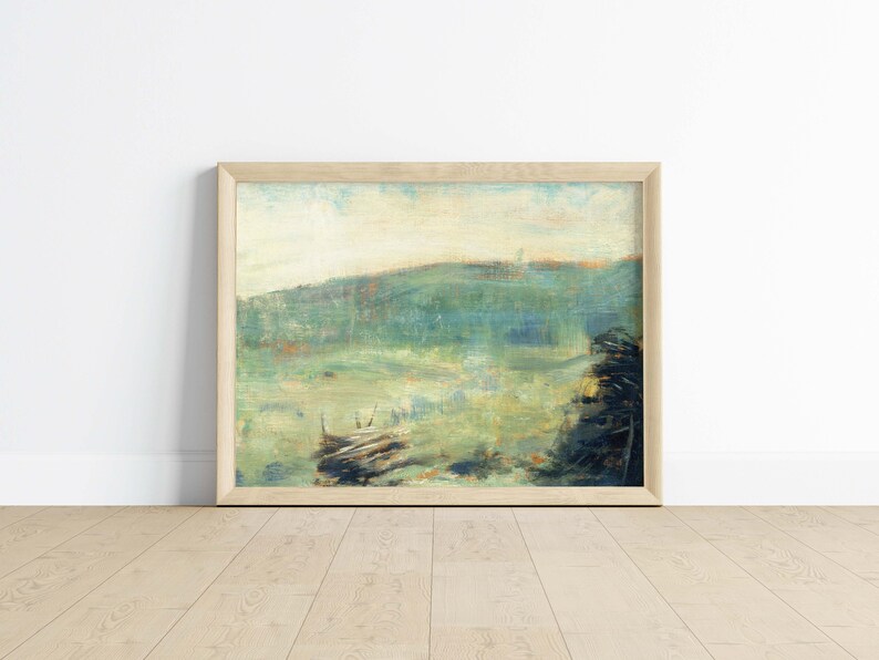 Puede incluir: Una pintura enmarcada de un paisaje con una colina verde en el fondo y una pila de madera en primer plano. La pintura est&aacute; realizada en una paleta de colores apagados de verdes, azules y marrones.