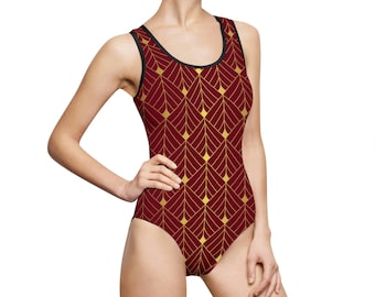 Peut inclure: Un maillot de bain une pièce rouge et or avec un motif géométrique. Le maillot de bain a un décolleté arrondi et un dos nageur.