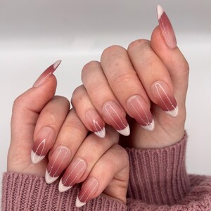 Handgefertigte Presse auf den Nägeln | 10 STÜCK WIEDERVERWENDBAR | Gel/Acryl | Koketter Charme | Französische Tip Nails