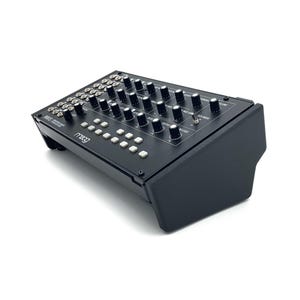 Könnte beinhalten: Schwarzer Synthesizer mit zahlreichen Knöpfen, Schaltern und Tasten. Das Wort "moog" ist auf der Vorderseite aufgedruckt. Der Synthesizer hat eine rechteckige Form mit einer abgeschrägten Frontplatte und ist für die elektronische Musikproduktion konzipiert.