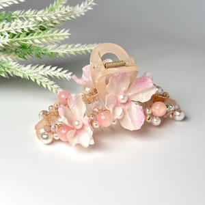 パールとビーズ付き桜のヘア クロー クリップ – ハンドメイドのピンクの花のヘア クロー – ブライズメイドのウェディング ヘア クリップ – Ms. Peppers Closet