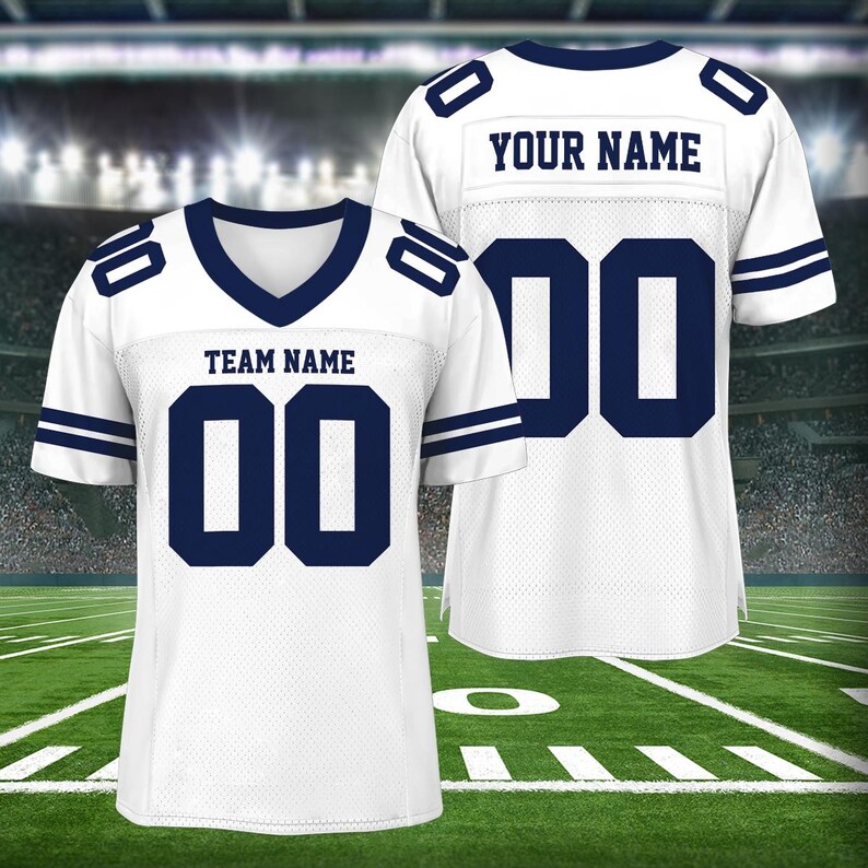 Puede incluir: Camiseta de f&uacute;tbol blanca con ribetes y n&uacute;meros azules. La camiseta tiene "YOUR NAME" en la espalda y "TEAM NAME" en el frente.