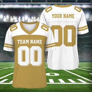 Puede incluir: Dos camisetas de f&uacute;tbol blancas y doradas con el texto "YOUR NAME" y "TEAM NAME" en ellas. Las camisetas tienen el n&uacute;mero "00" en la parte delantera y trasera.