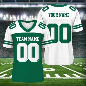Puede incluir: Camiseta de f&uacute;tbol blanca y verde con el texto "YOUR NAME" y "TEAM NAME" en la parte posterior y delantera, respectivamente. La camiseta tiene un n&uacute;mero verde "00" en la parte delantera y trasera.