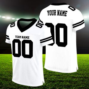 Puede incluir: Camiseta de f&uacute;tbol blanca con rayas y n&uacute;meros negros. La parte delantera de la camiseta dice "TEAM NAME" y tiene el n&uacute;mero "00". La parte trasera de la camiseta dice "YOUR NAME" y tiene el n&uacute;mero "20".