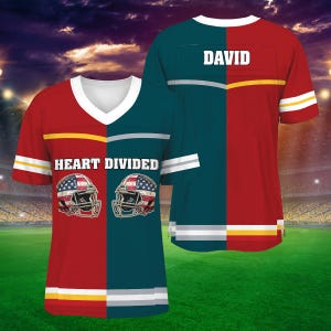 Op de afbeelding: Twee voetbaltruien, een rood en groen met de tekst "HEART DIVIDED" en twee American footballhelmen, de andere groen en rood met de tekst "DAVID".
