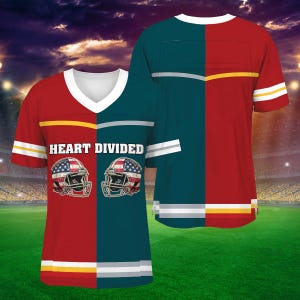 Op de afbeelding: Een rood en groen shirt met de tekst "HEART DIVIDED" en twee American football helmen met Amerikaanse vlaggen.
