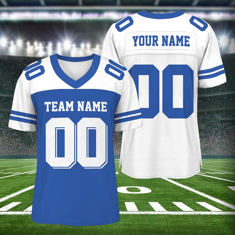 Puede incluir: Dos camisetas de f&uacute;tbol blancas y azules con el texto "YOUR NAME" y "TEAM NAME" en ellas. Las camisetas tienen el n&uacute;mero "00" en la parte delantera y trasera.
