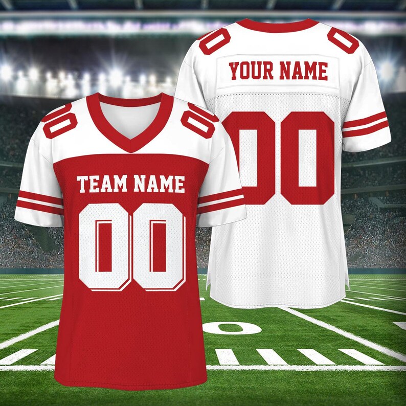 Puede incluir: Dos camisetas de f&uacute;tbol rojo y blanco con texto personalizable. La camiseta de la izquierda tiene "TEAM NAME" y "00" en la parte delantera. La camiseta de la derecha tiene "YOUR NAME" y "00" en la parte posterior.