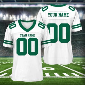 Puede incluir: Camiseta de f&uacute;tbol blanca con ribetes y n&uacute;meros verdes. La camiseta tiene "TEAM NAME" y "00" en la parte delantera y "YOUR NAME" y "00" en la parte trasera.