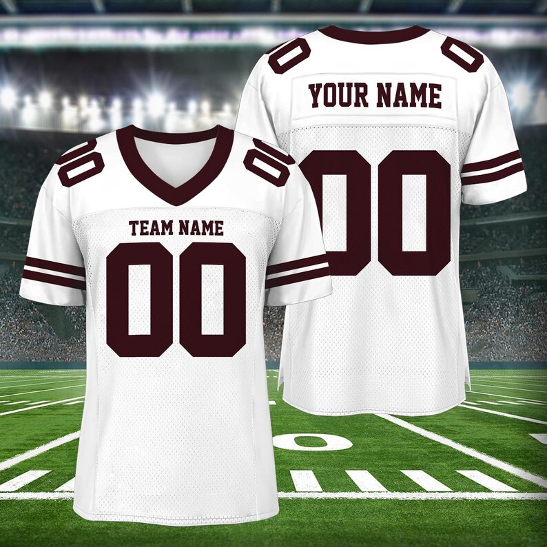 Puede incluir: Camiseta de f&uacute;tbol blanca con rayas y n&uacute;meros marrones. La camiseta tiene "YOUR NAME" en la espalda y "TEAM NAME" en el frente.