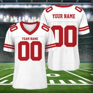 Puede incluir: Camiseta de f&uacute;tbol blanca con ribetes y n&uacute;meros rojos. La camiseta tiene "TEAM NAME" y "00" en la parte delantera y "YOUR NAME" y "00" en la parte trasera.