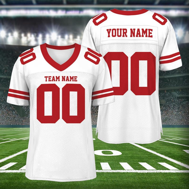 Puede incluir: Camiseta de f&uacute;tbol blanca con ribetes y n&uacute;meros rojos. La camiseta tiene "TEAM NAME" y "00" en la parte delantera y "YOUR NAME" y "00" en la parte trasera.