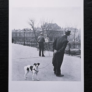 Robert Doisneau "Foxterrier en el Pont des Arts con el pintor Daniel Pipart, París, 1953" En el reverso ©2014 Atelier Robert Doisneau 25 x 33 cm.