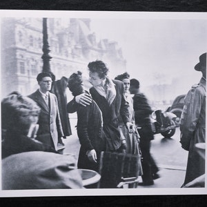 Robert Doisneau „Le Baiser de l'hotel de Ville, Paryż, 1950” Na odwrocie ©2014 Atelier Robert Doisneau Wymiary: 25,5 x 33,5 cm.