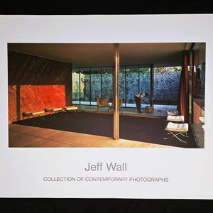 Jeff Wall (1946, Vancouver) &quot;Ochtend schoonmaken, 1999&quot; poster, 2002 © Jeff Wall # Fotografie # Hedendaagse kunst # 90 x 70 cm.