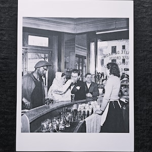Robert Doisneau „Czarno-biała kawiarnia Joinville le Pont, Paryż, 1948” Na odwrocie ©2014 Atelier Robert Doisneau Wymiary: 25,5 x 33,5 cm.