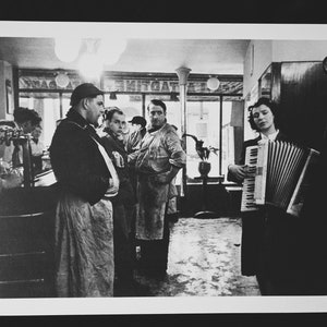 Robert Doisneau, "Música - Açougueiros Carinhosos, Paris, 1953", impressão artística monocromática, 25,5 x 33,5 cm. Copyright e título no verso.