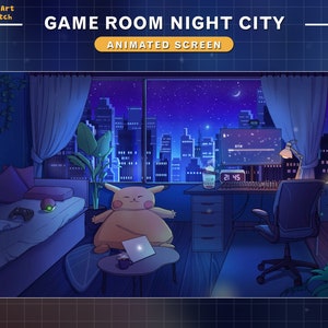 Puede incluir: Una imagen de dibujos animados de una sala de juegos con una gran ventana que da a un horizonte urbano nocturno. La sala cuenta con un escritorio con una computadora, una silla, un sof&aacute;, una planta y un peluche de Pikachu sentado en una mesa peque&ntilde;a. El reloj del escritorio marca las 21:45.