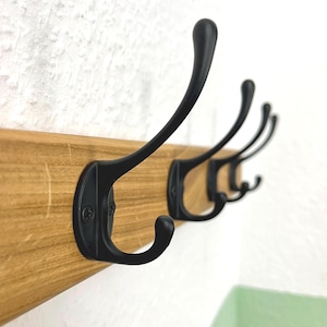 Appendiabiti stretto con smusso perimetrale | 30 - 100 cm | Stile country | Ganci neri | Rovere massello | Appendiabiti in legno | Appendiabiti in rovere