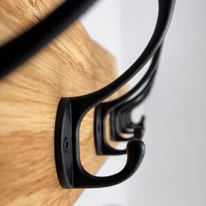 Garderobe mit natürlicher Baumkante | 30 - 120 cm | schwarze Haken | Eiche massiv | Wandgarderobe | Garderobenleiste Holz | Garderobe Eiche image 3
