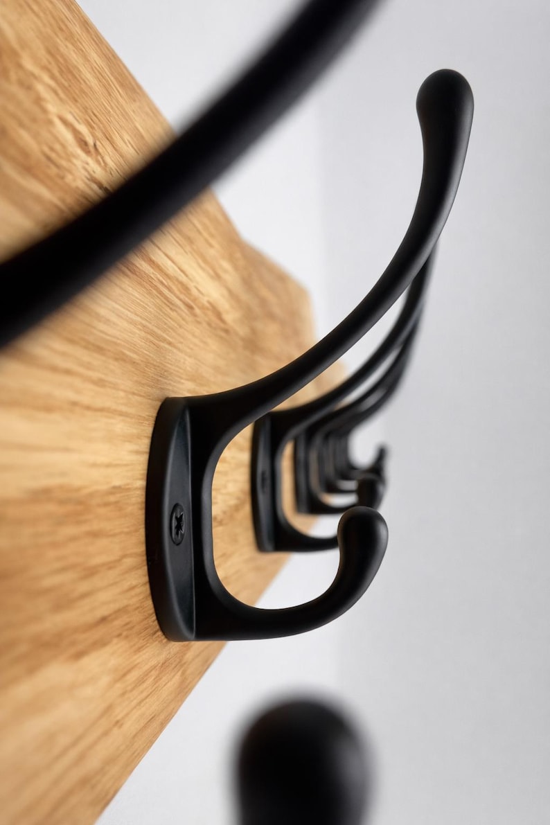 Garderobe mit natürlicher Baumkante | 30 - 120 cm | schwarze Haken | Eiche massiv | Wandgarderobe | Garderobenleiste Holz | Garderobe Eiche image 3