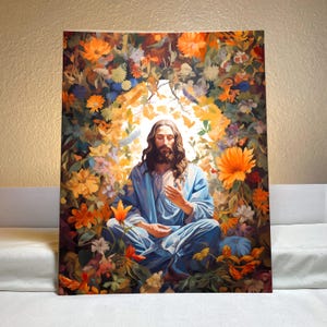 Pu&ograve; includere: Un dipinto di un uomo con lunghi capelli castani e barba, che indossa una veste blu, seduto in una posizione meditativa circondato da fiori colorati.
