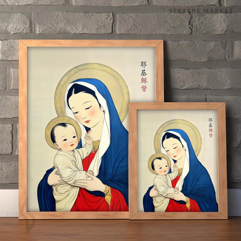 Może przedstawiać: Dwa oprawione wydruki z ilustracją religijną. Grafika przedstawia kobietę w niebieskim welonie trzymającą dziecko, oboje z aureolami. Kobieta ma na sobie czerwoną szatę. Ramki są jasnobrązowe. Widoczny jest tekst "SEEKERS MARKET".