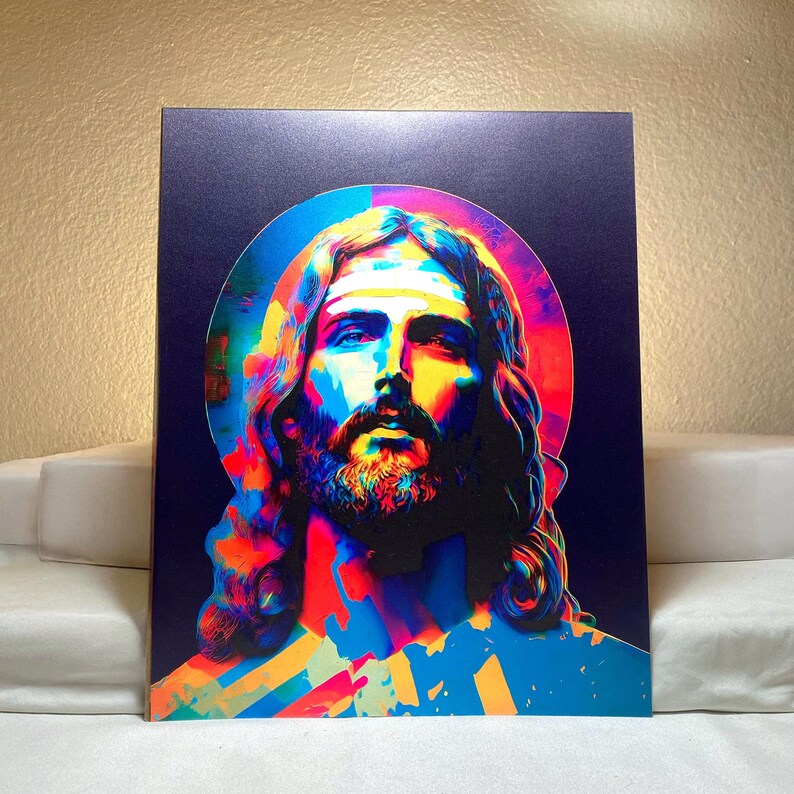 K&ouml;nnte beinhalten: Ein farbenfrohes, abstraktes Portr&auml;t von Jesus Christus mit einem Heiligenschein. Das Bild ist in einer lebendigen Palette von Blau-, Gr&uuml;n-, Rot- und Gelbt&ouml;nen gehalten.