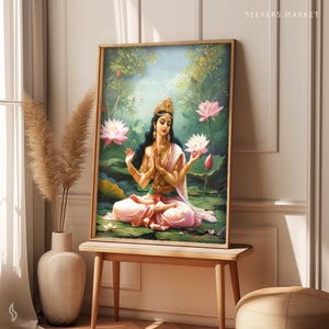 Puede incluir: Una pintura de una mujer meditando en una postura de loto rodeada de flores de loto rosas y hojas verdes. La mujer lleva un sari rosa y blanco y una corona dorada. El fondo es de un suave azul y verde.