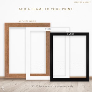 Może przedstawiać: Trzy ramki na zdjęcia w naturalnym drewnie, białym i czarnym, na białym tle. U g&oacute;ry znajduje się napis "ADD A FRAME TO YOUR PRINT". Ramki są przeznaczone do wydruk&oacute;w 12,7 cm x 17,8 cm, wysyłka tylko w USA.