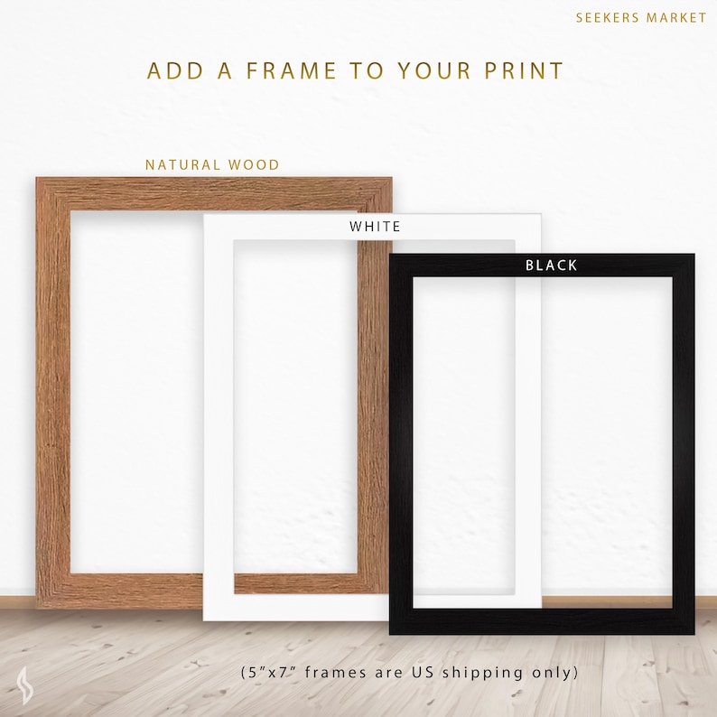 Może przedstawiać: Trzy ramki na zdjęcia w naturalnym drewnie, białym i czarnym, na białym tle. U g&oacute;ry znajduje się napis "ADD A FRAME TO YOUR PRINT". Ramki są przeznaczone do wydruk&oacute;w 12,7 cm x 17,8 cm, wysyłka tylko w USA.