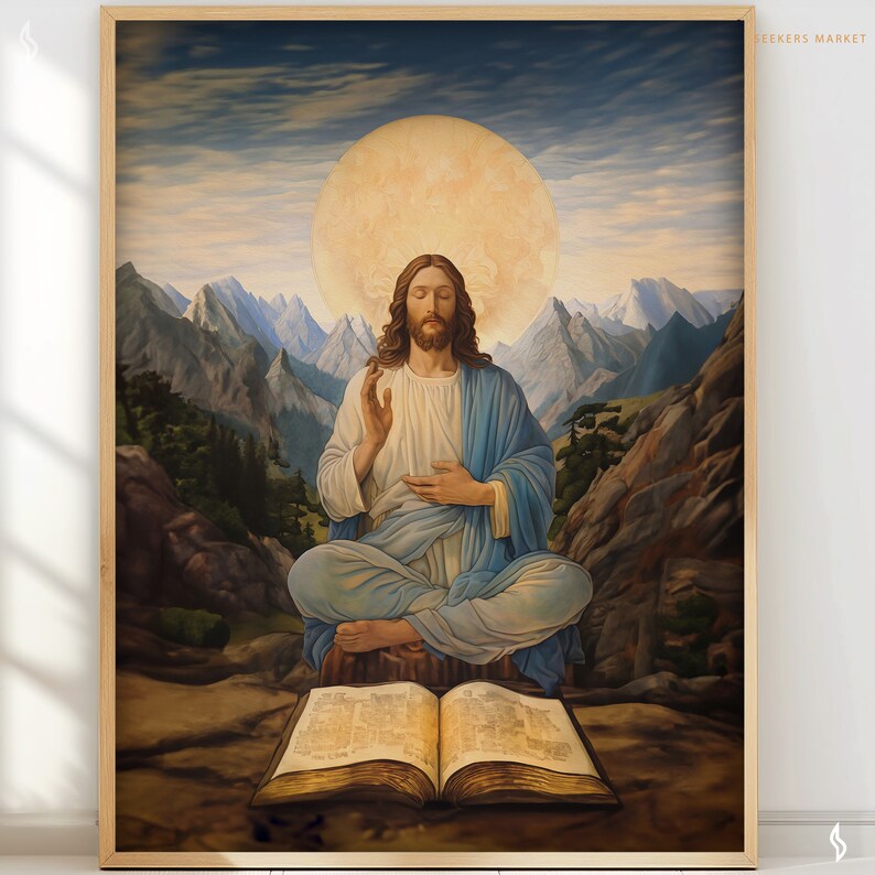 Op de afbeelding: Een schilderij van Jezus Christus die mediteert in een bergachtig landschap. Hij zit in lotushouding met zijn ogen gesloten, gekleed in een witte robe met een blauwe buitenmantel. Een groot, open boek ligt voor hem, en een heldere halo omringt zijn hoofd.