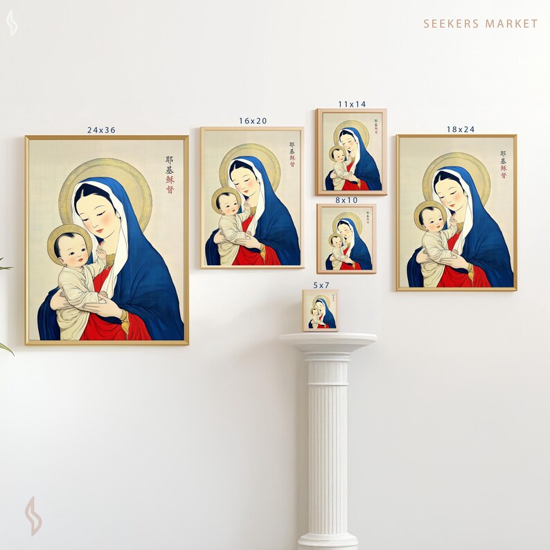 Może przedstawiać: Kolekcja oprawionych wydruk&oacute;w artystycznych przedstawiających religijny obraz kobiety w niebieskim welonie trzymającej dziecko. Wydruki r&oacute;żnią się rozmiarem, największy ma wymiary 61x91 cm. Grafika ma złotą ramę i miękką paletę kolor&oacute;w.