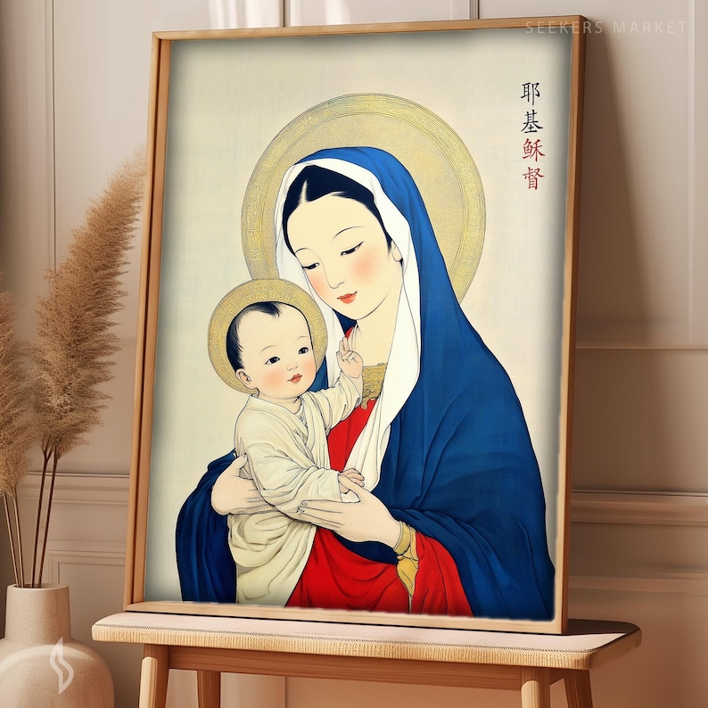 Może przedstawiać: Oprawiony wydruk obrazu religijnego przedstawiający kobietę w niebieskim welonie trzymającą dziecko. Obie postacie mają złote aureole. Kobieta ma na sobie czerwoną suknię. Wydruk jest w drewnianej ramie i jest wystawiony na drewnianym stole.