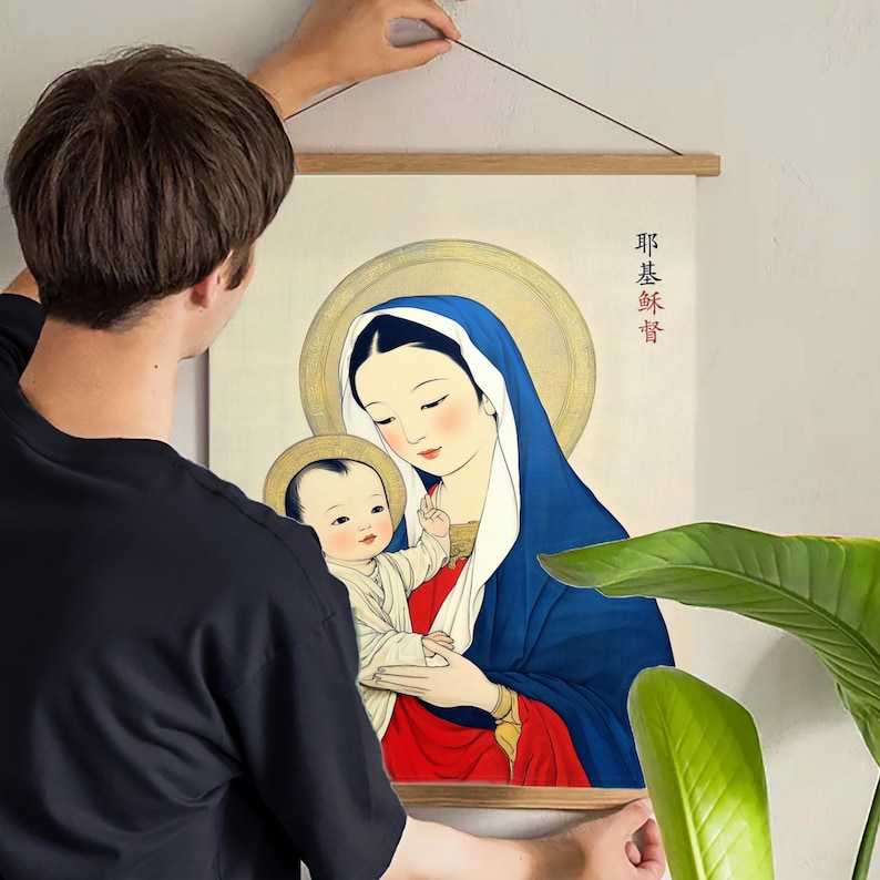 K&ouml;nnte beinhalten: Ein gerahmter Druck eines Gem&auml;ldes, das die Jungfrau Maria zeigt, die ein Jesuskind h&auml;lt. Das Gem&auml;lde ist im traditionellen Stil gehalten mit einem goldenen Heiligenschein um den Kopf der Jungfrau Maria. Der Druck h&auml;ngt an einer Wand mit einem Holzrahmen.
