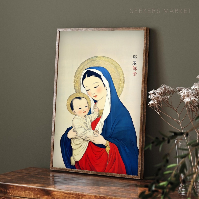 K&ouml;nnte beinhalten: Ein gerahmtes Gem&auml;lde der Jungfrau Maria, die das Jesuskind h&auml;lt. Das Gem&auml;lde ist in einem traditionellen Stil mit einem goldenen Heiligenschein um den Kopf der Jungfrau Maria. Der Hintergrund ist hellbeige. Das Gem&auml;lde ist in einem braunen Holzrahmen gerahmt.
