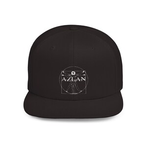 Puede incluir: Gorra de béisbol negra con un diseño bordado en blanco de una figura en un círculo con la palabra "AZLAN" dentro del círculo.