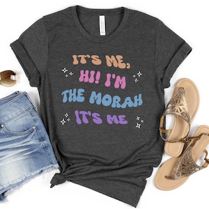 Sou eu. Olá! Eu sou o Morah, sou eu, camisa Swiftie, camisa legal divertida, presente do professor, camisa hebraica, camisa judaica legal, camisa Purim