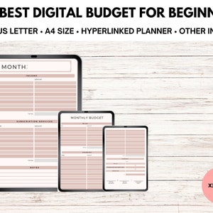 Könnte beinhalten: Ein digitaler Budgetplaner für Anfänger, angezeigt auf drei Tablet-Bildschirmen. Der Planer enthält Abschnitte für Einkommen, Abonnementdienste und ein monatliches Budget. Der Text "MONTH:" und "MONTHLY BUDGET" ist auf den Bildschirmen sichtbar. Die Bildschirme befinden sich auf einem hellen Holzhintergrund. Der Text "X3 PAGES" ist in der unteren rechten Ecke sichtbar.