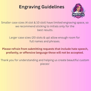Puede incluir: Un gr&aacute;fico digital con un fondo degradado de amarillo a rosa que presenta el texto Engraving Guidelines y el logotipo de Priscilla's Print Palace. Describe las limitaciones de espacio de grabado para estuches de 4, 10 y 20 ranuras, y proh&iacute;be el discurso de odio, la profanidad o el lenguaje ofensivo en solicitudes personalizadas.