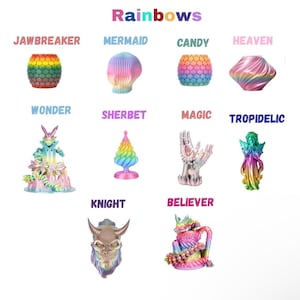 Puede incluir: Una colecci&oacute;n de diez objetos impresos en 3D de colores arco&iacute;ris, etiquetados con nombres como Jawbreaker, Mermaid, Candy, Heaven, Wonder, Sherbet, Magic, Tropidelic, Knight y Believer. Cada art&iacute;culo presenta una forma distinta y un acabado degradado.