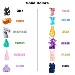 Puede incluir: Una tabla de colores titulada Solid Colors que muestra doce figuras y objetos impresos en 3D con sus etiquetas correspondientes: Onyx, Crush, Briefcase, Cactus, Bubbles, Bloom, Angel, Ocean, Lucky, Power, Dream y Denim, con diversas formas.