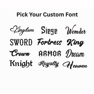 Puede incluir: Un gr&aacute;fico en blanco y negro que muestra el texto Pick Your Custom Font seguido de doce estilos de fuente distintos etiquetados con las palabras Kingdom, Siege, Womder, SWORD, Fortress, King, Crown, ARMOR, Dream, Knight, Royalty y Heaven.